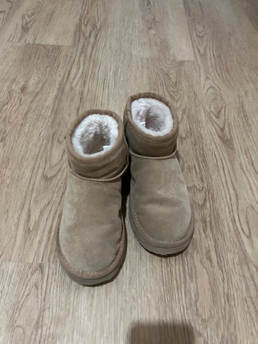 Type boots suede worn - type,