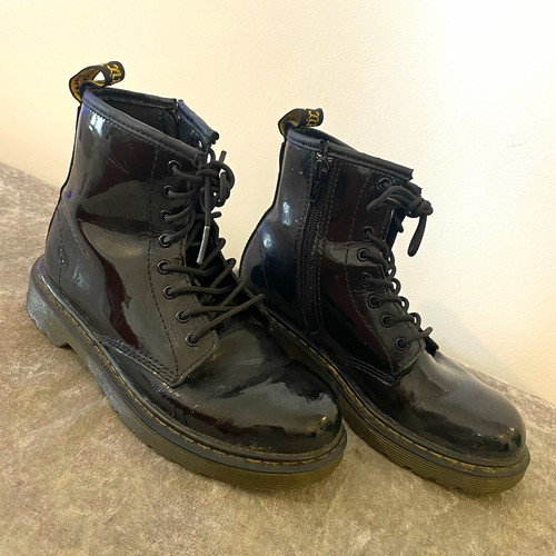Well worn petite feet - well, size